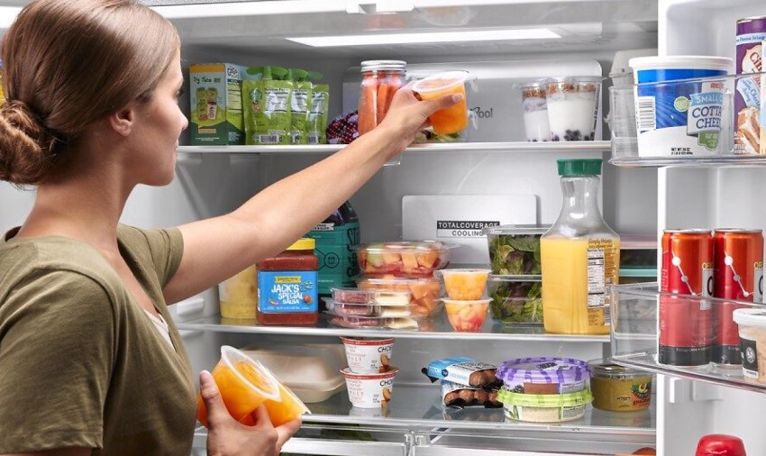 Arrange food in the fridge